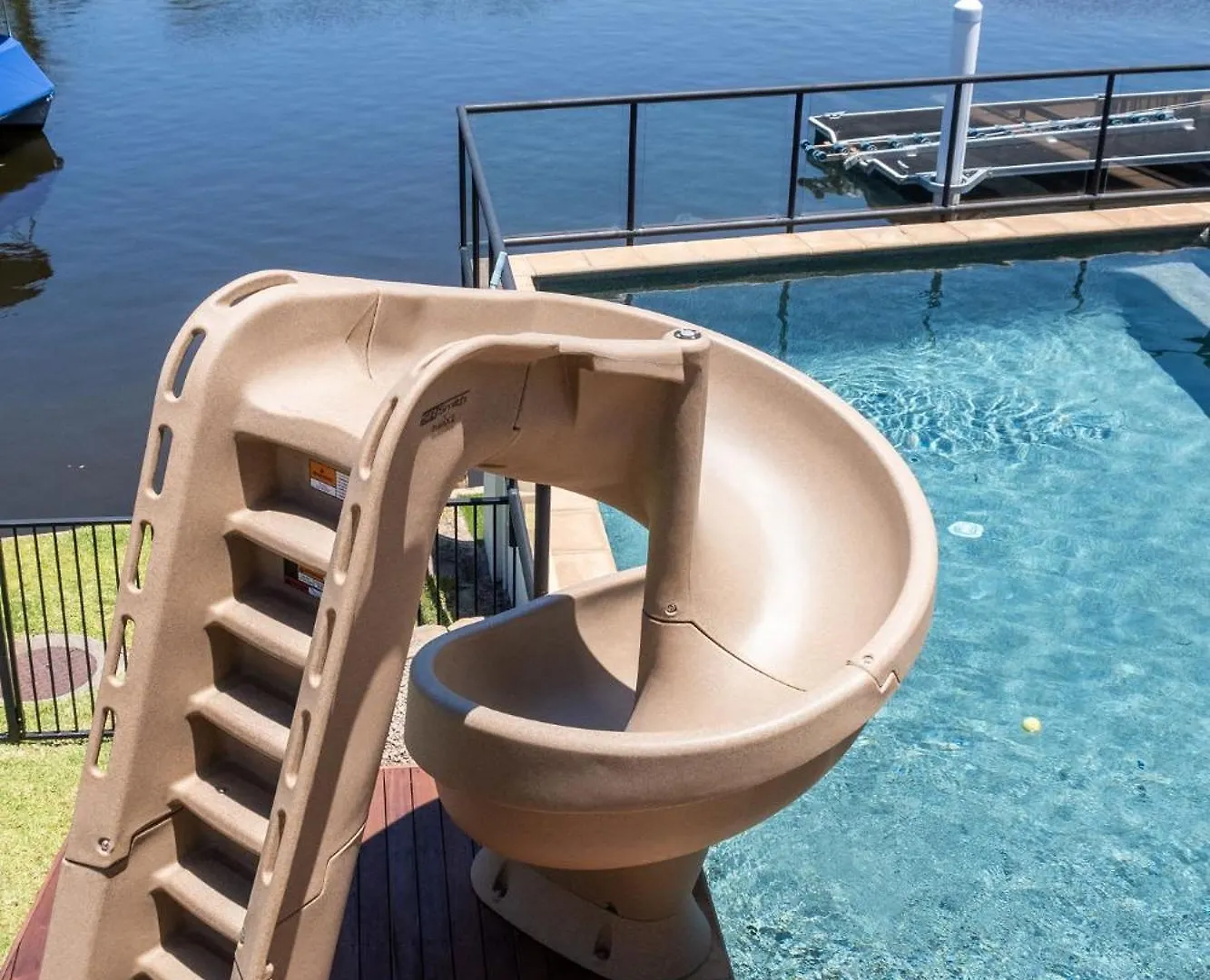 Parrearra Paradise On The Water With Water Slide 펜션